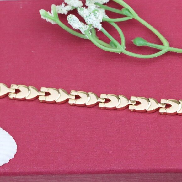 "Elegant Rose Gold Heart-Link Bracelet in Glossy Polished Finish, XPBL1091 - Picture 12 of 12